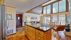 Smart TV, fireplace, books - Affordable,Views,Modern Stay,Huge Deck,Privacy* (Ruidoso)