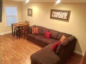 TV - Beautiful  Beachview 4 BR/2 Bath Home, 7 Beds, Sleeps 13 (Gulfport)