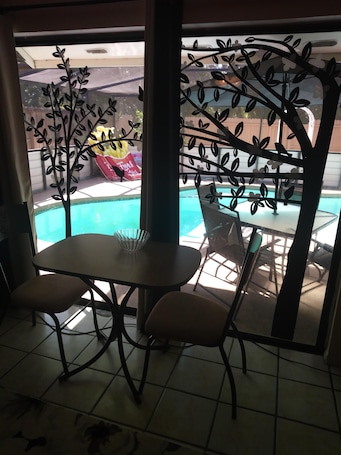 Outdoor pool. Master BR private full bath,private entrance, exlusive use of pool, safe, quiet!
