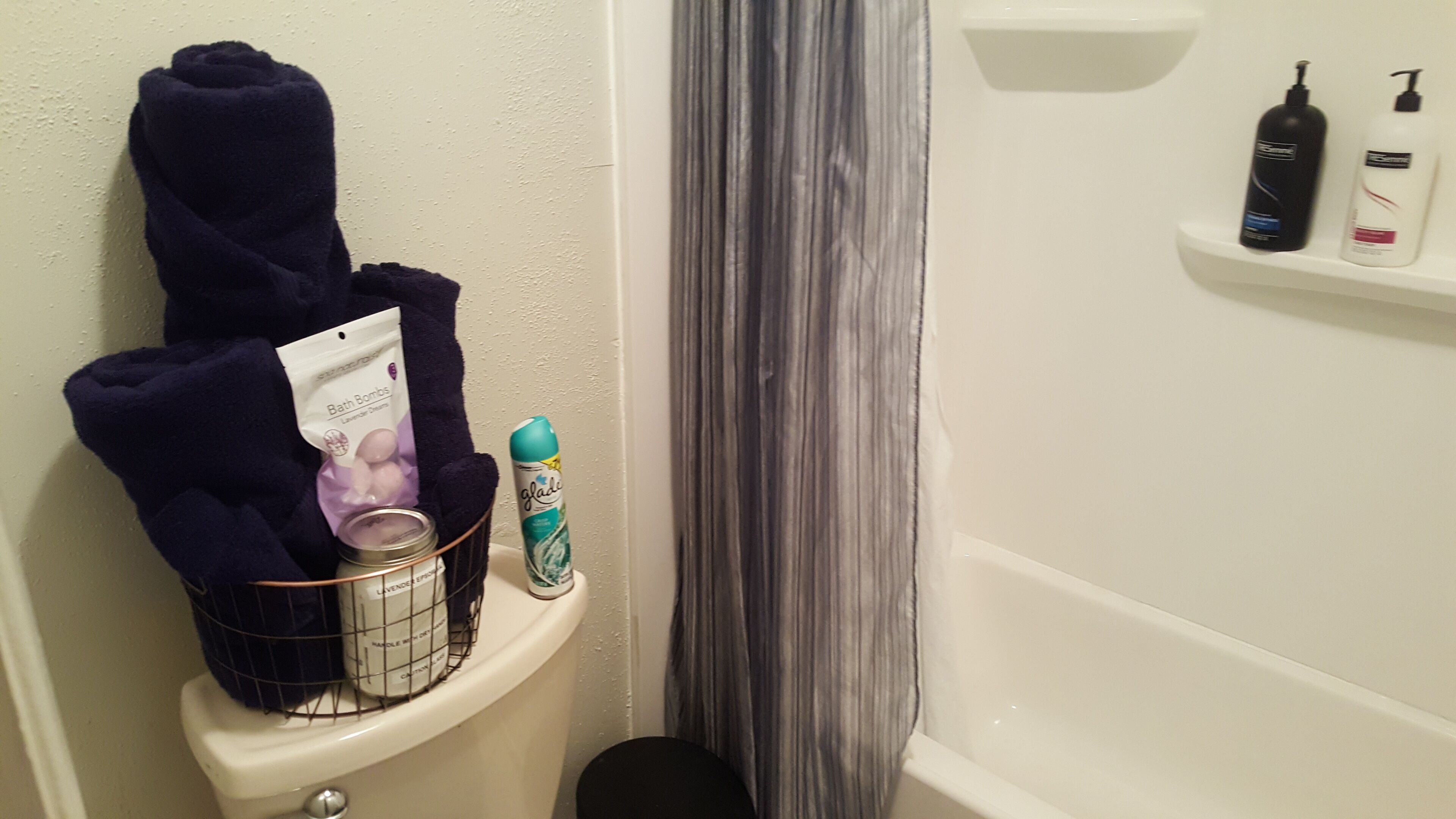 Haartrockner, Handtücher, Seife, Shampoo