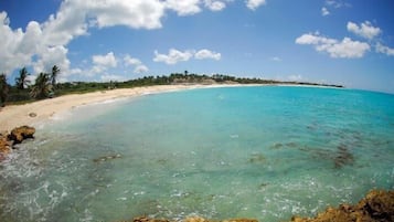 Una playa cerca, sillas reclinables de playa, toallas de playa