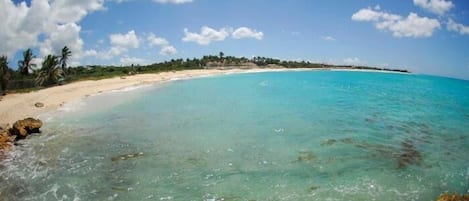 Nära stranden, solstolar och strandhanddukar