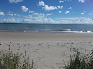 On the beach - Scenic Lake front cottage! Summer in Door County too good to miss! (Sturgeon Bay)