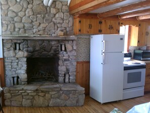 Fridge, microwave, oven, stovetop - Scenic Lake front cottage! Summer in Door County too good to miss! (Sturgeon Bay)