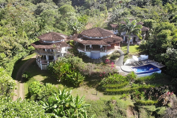 Areal, central (kitchen/living/dining) side towers bedrooms, 2 rooms per side