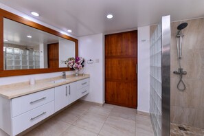 Shower, hair dryer, towels - Totally Private Enclosed Home/Large Pool/Centrally Located in Suburban Community (Paradera)