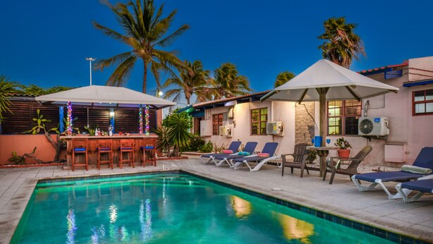 Ein Pool mit Liegestühlen und einer Bar.