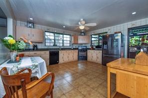 Refrigerador, microondas, horno, placa de cocina