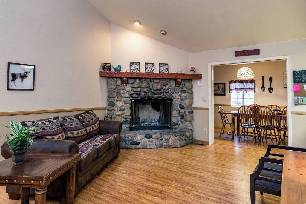 TV, fireplace