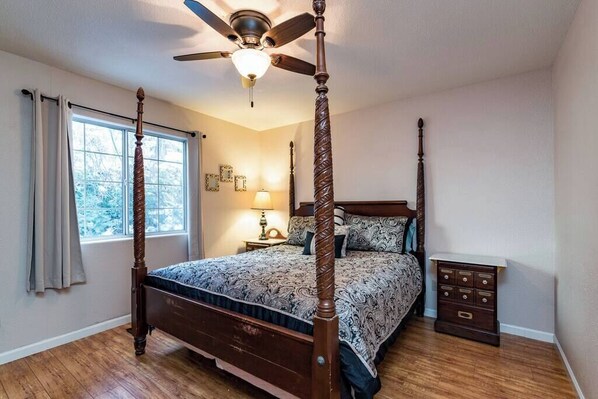 3 habitaciones, tabla de planchar con plancha, wifi y ropa de cama