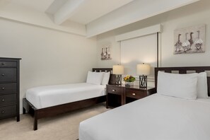 4 chambres, fer et planche à repasser, lit de bébé portatif