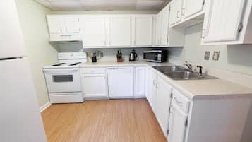 Kylskåp, mikrovågsugn, ugn och spishäll