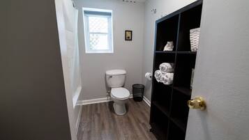 Hårtork, handdukar, tvål och schampo