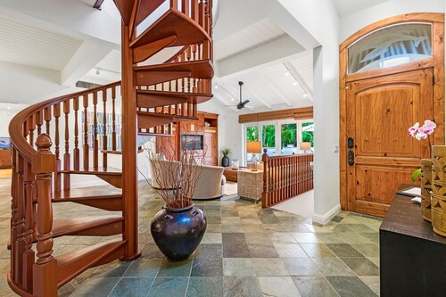 Stunning Gated Home, Private Pool & Spa