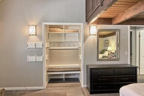 3 bedrooms, WiFi, bed sheets - Completely Renovated 3 BR + Loft Mountain Villa (Boyne Falls)