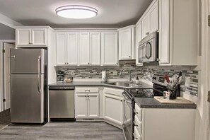 Fridge, microwave, oven, stovetop - Completely Renovated 3 BR + Loft Mountain Villa (Boyne Falls)