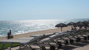 在海滩、沙滩毛巾