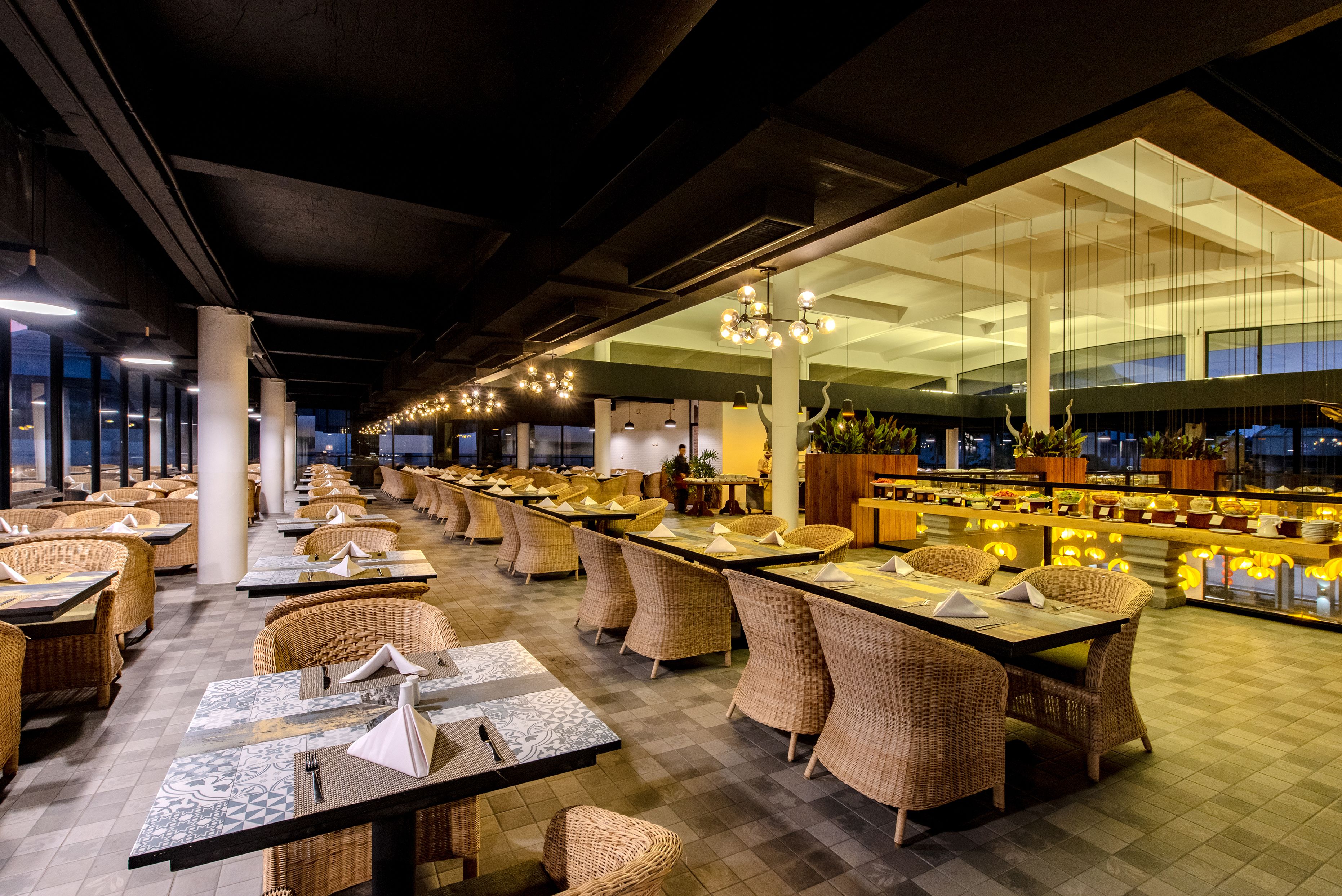 3 restaurants, breakfast, lunch, dinner served; international cuisine