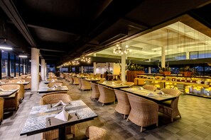 3 間餐廳；供應早餐、午餐、晚餐和早午餐