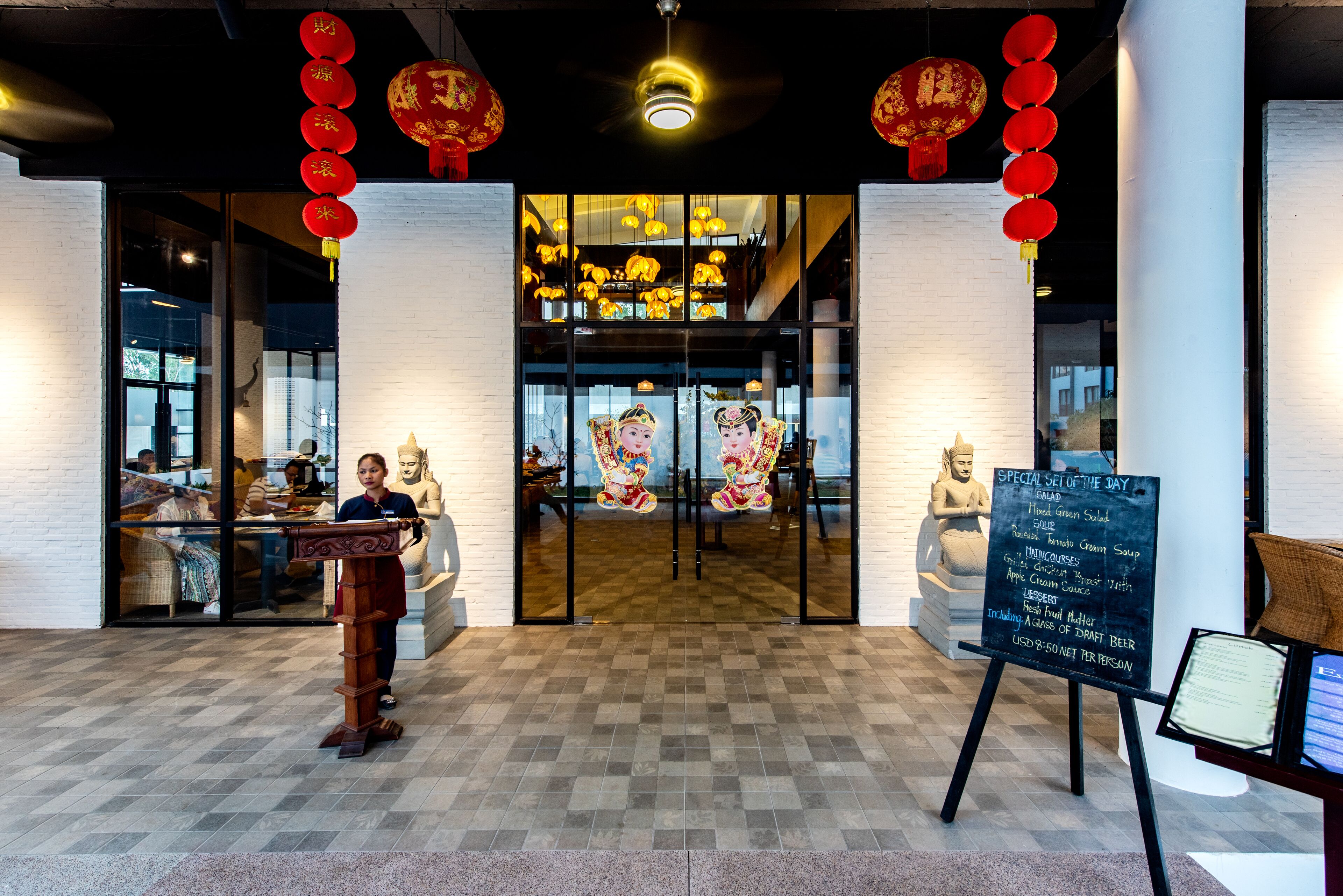 3 restaurants, breakfast, lunch, dinner served; international cuisine