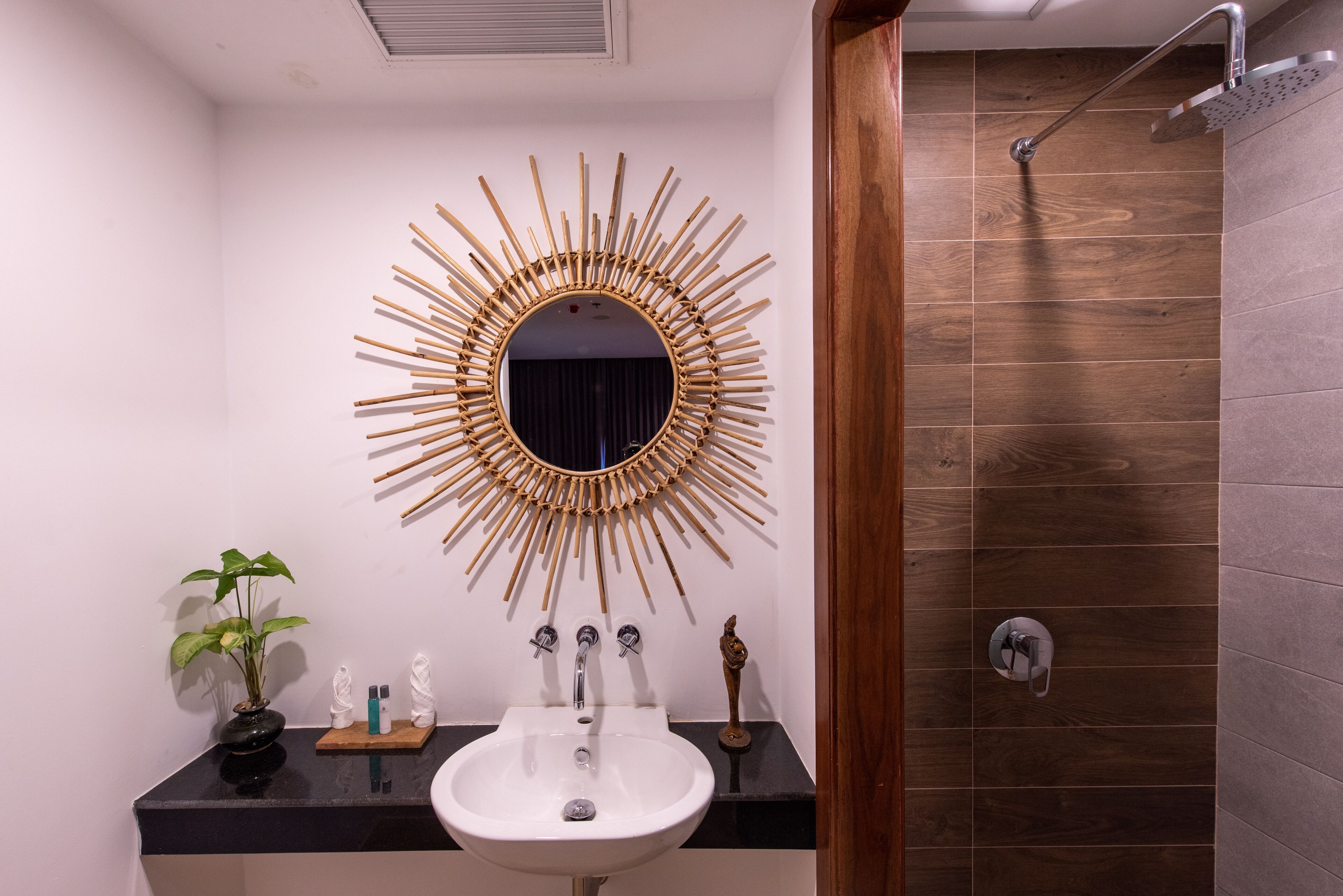 couples treatment room(s), sauna, hot tub, steam room, body treatments