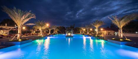 2 hồ bơi ngoài trời, dù/ô trên bãi biển/hồ bơi, ghế dài tắm nắng