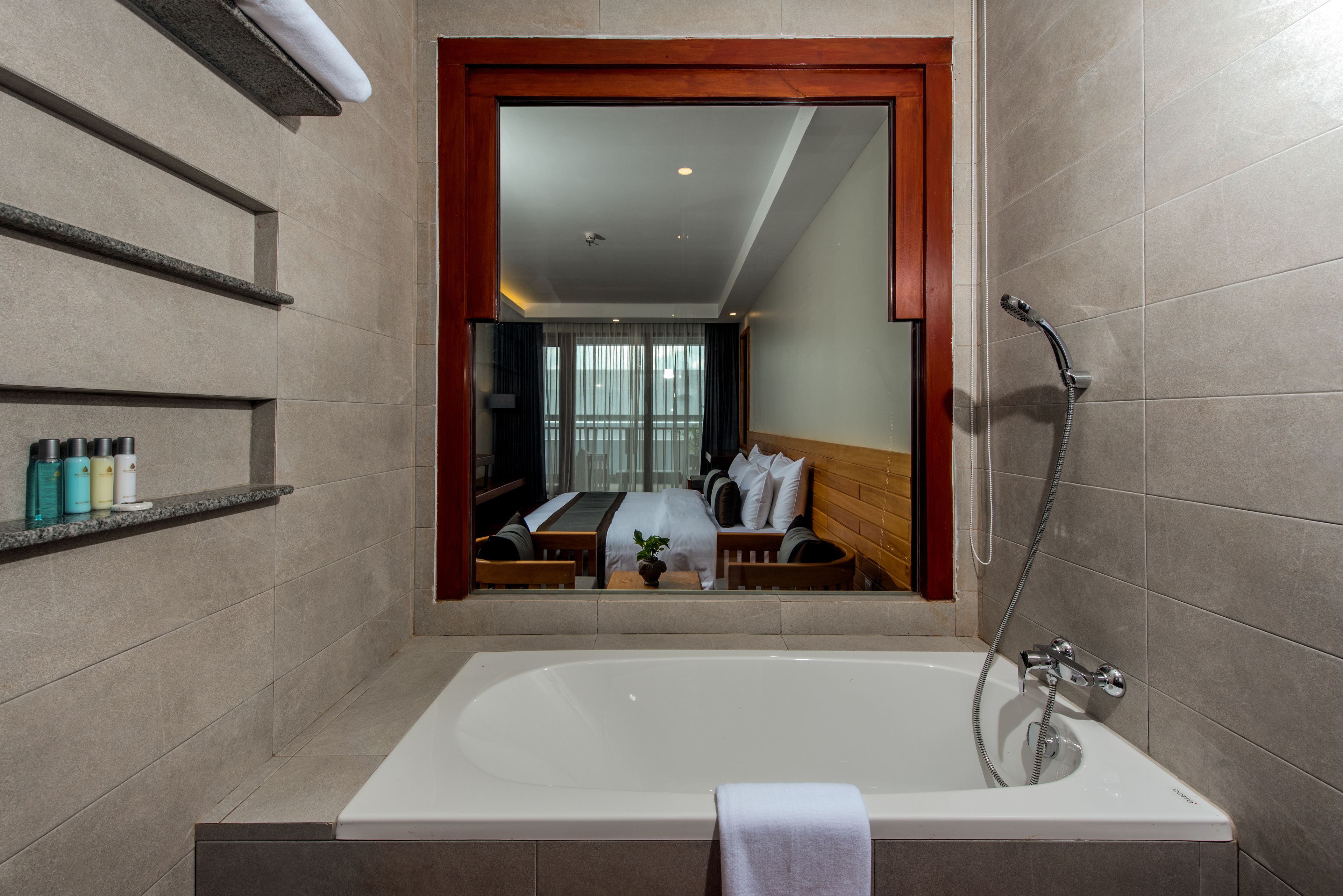 combined shower/bathtub, deep-soaking bathtub, hydromassage showerhead