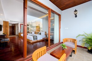 Premier Room with Balcony | Egyptian cotton sheets, premium bedding, down comforters, pillowtop beds