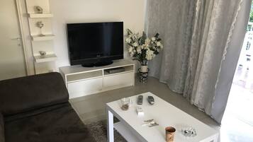 Family Apartment, 2 Queen Beds, Non Smoking | Living room