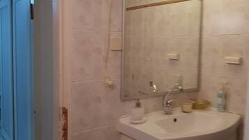 Family Apartment, 2 Queen Beds, Non Smoking | Bathroom