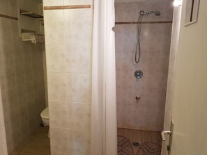 Perhehuoneisto, 2 keskisuurta parisänkyä, tupakointi kielletty | Kylpyhuone