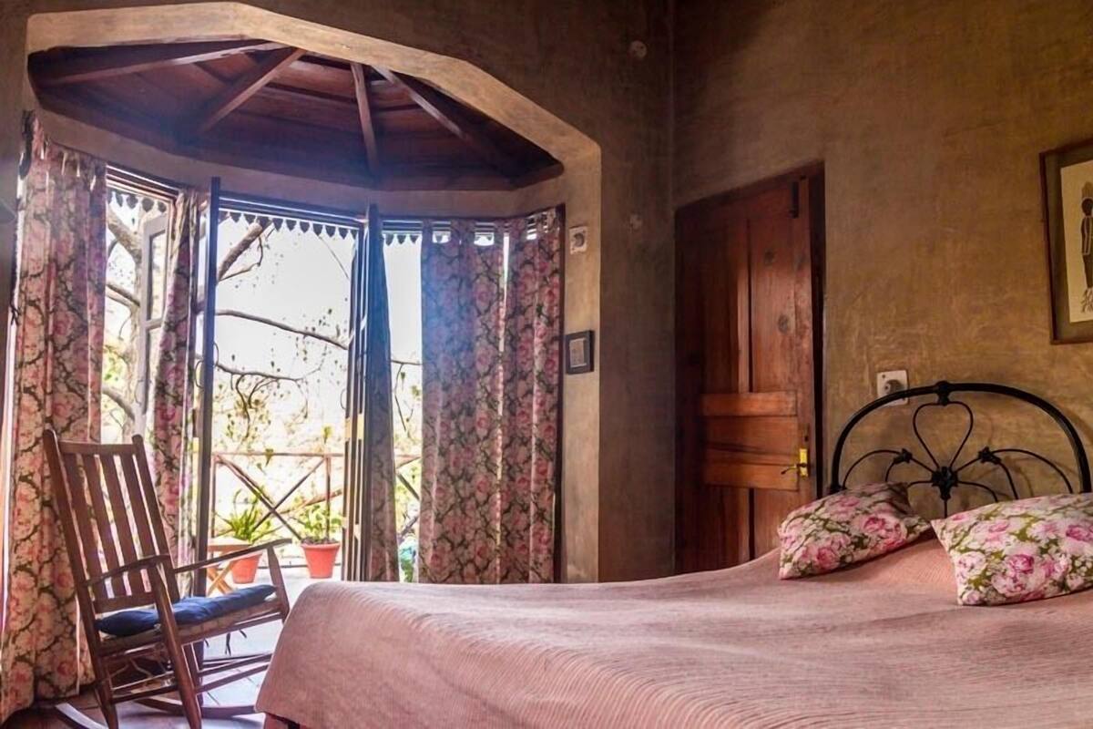 Iron/ironing board, bed sheets