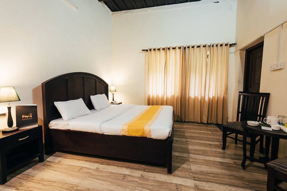 Habitación doble, 1 cama King size, vista al lago, junto al lago | Tabla de planchar con plancha, camas extra, wifi gratis y ropa de cama