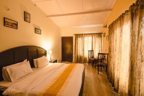 Habitación doble, 1 cama King size, vista al lago | Tabla de planchar con plancha, camas extra, wifi gratis y ropa de cama