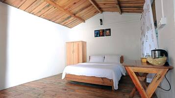 Quarto casal, 1 quarto, varanda, vista para a montanha | Ferros/tábuas de passar roupa, camas extras/dobráveis (sobretaxa)
