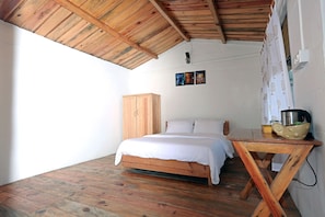 Kamar Double, 1 kamar tidur, patio, pemandangan gunung | Setrika/meja setrika, tempat tidur lipat/tambahan, dan seprai linen