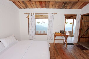 Habitación doble, 1 habitación, patio, vistas a la montaña | Tabla de planchar con plancha, camas supletorias, ropa de cama