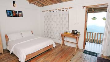 Tweepersoonskamer, 1 slaapkamer, terras, uitzicht op bergen | Een strijkplank/strijkijzer, extra bedden (toeslag), beddengoed