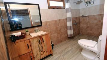 Tweepersoonskamer, 1 slaapkamer, patio, uitzicht op bergen | Badkamer | Een douche, handdoeken