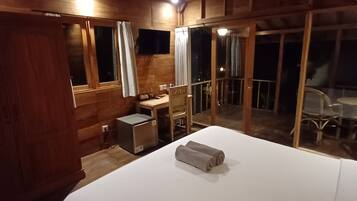 Habitación Deluxe doble | Minibar, caja fuerte, escritorio y tabla de planchar con plancha