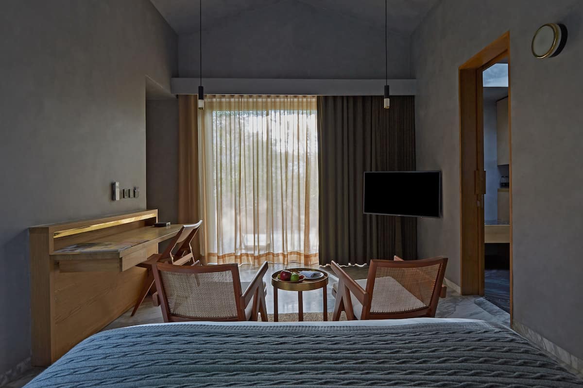 Premium Villa, Hi-Tea, 15% Discount Food & Soft Beverages, Spa, Laundry & Car Services | Soundproofing, free WiFi, bed sheets