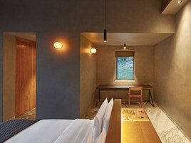 Une chambre à coucher avec un lit, un bureau et une fenêtre.