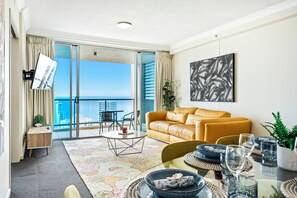 Quarto premium (2 Bedroom Ocean) | Área de estar | TV de tela plana, DVD player