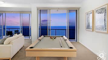 Căn hộ, 5 phòng ngủ, đối diện biển | Khu phòng khách | TV màn hình phẳng, đầu đĩa DVD