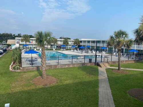 Fantástico condominio remodelado a nivel del suelo. Cama tamaño rey. Lado de la piscina, acceso a la playa / sonido