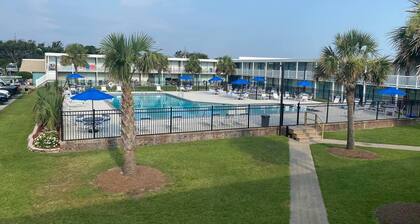 Fantástico condominio remodelado a nivel del suelo. Cama tamaño rey. Lado de la piscina, acceso a la playa / sonido
