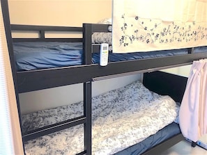 1 dormitori, cortines opaques i habitacions insonoritzades