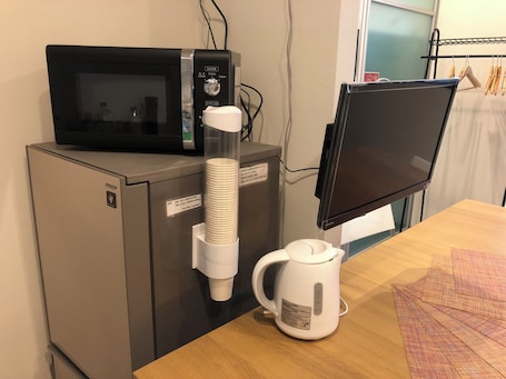 Room 201 for max 6 Guests with Kitchenette, Private Bathroom | 1 bedroom, blackout drapes, soundproofing, iron/ironing board