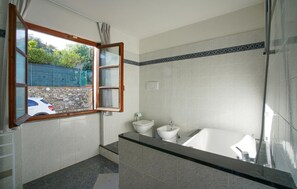 Bathtub - Stunning home in Imperia -IM- (Imperia -IM-)