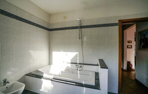 Bathtub - Stunning home in Imperia -IM- (Imperia -IM-)